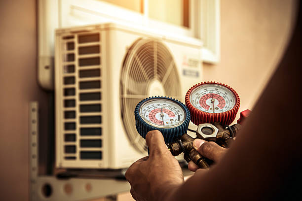 Professional Hvac technician working in Brooklyn, IA